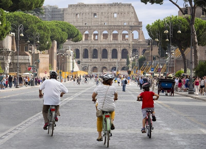 Crianças andando de bicicleta em Roma