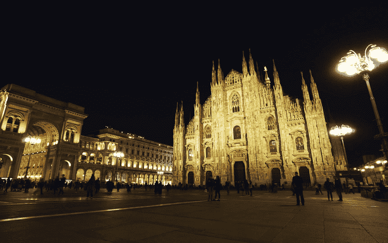 Catedral de Milão iluminada à noite