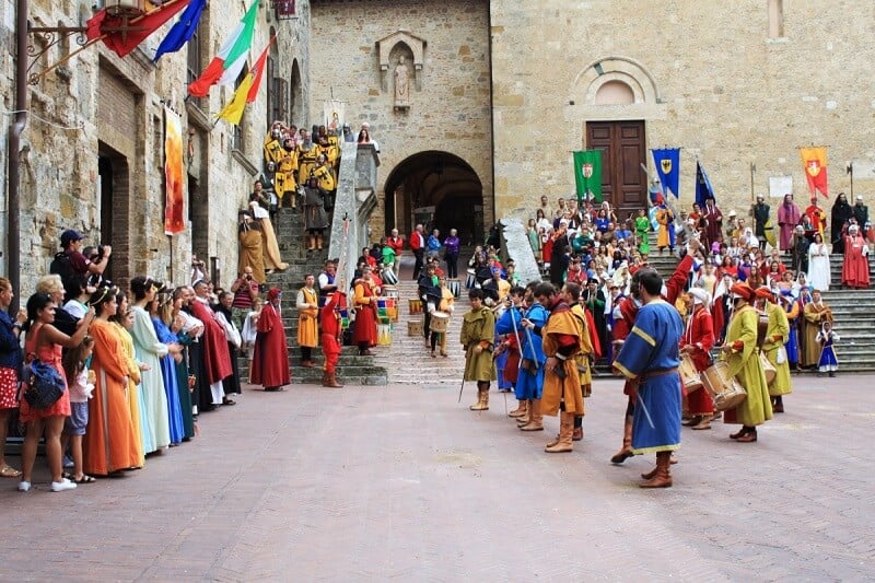 Pessoas celebrando o Capodanno Medievale em Florença