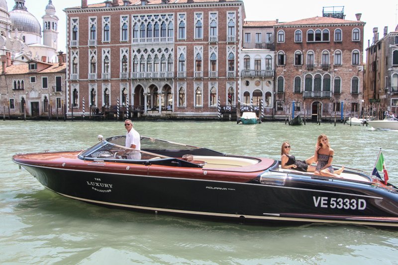 Barco em canal de Veneza