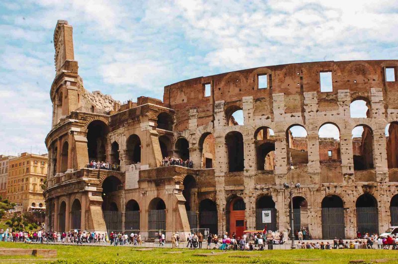 Visitantes no Coliseu em Roma