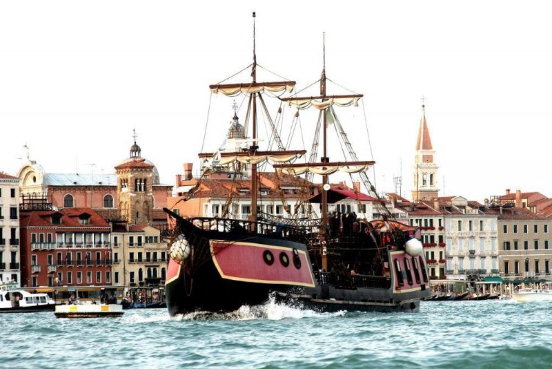 Galeão em canal de Veneza
