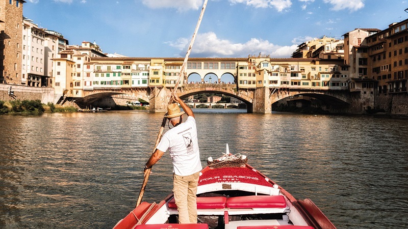 Barco no Rio Arno em Florença