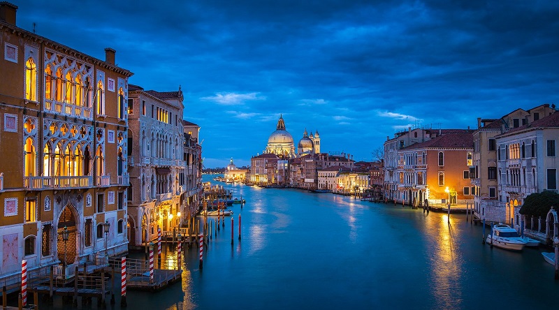 Canal de Veneza iluminado durante a noite