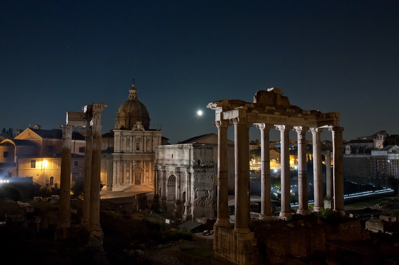 Fórum Romano em Roma iluminado durante a noite