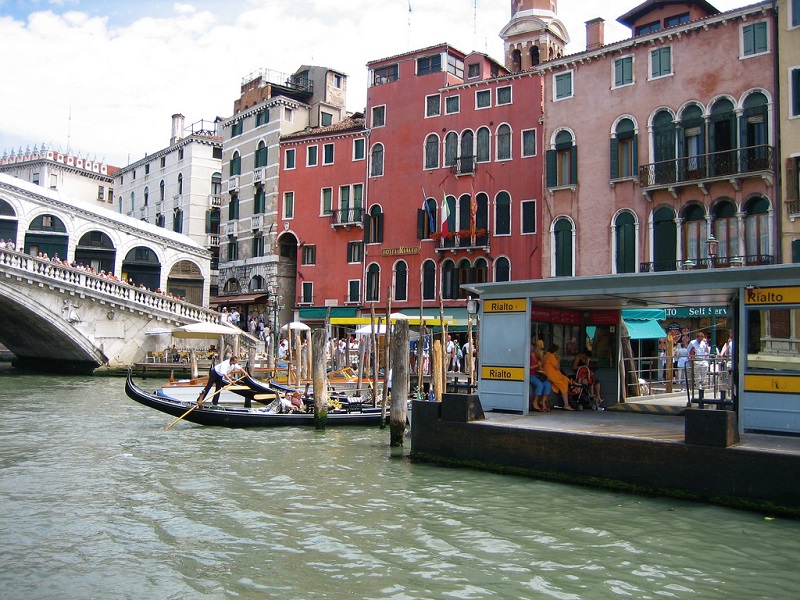 Parada de vaporetto em canal de Veneza