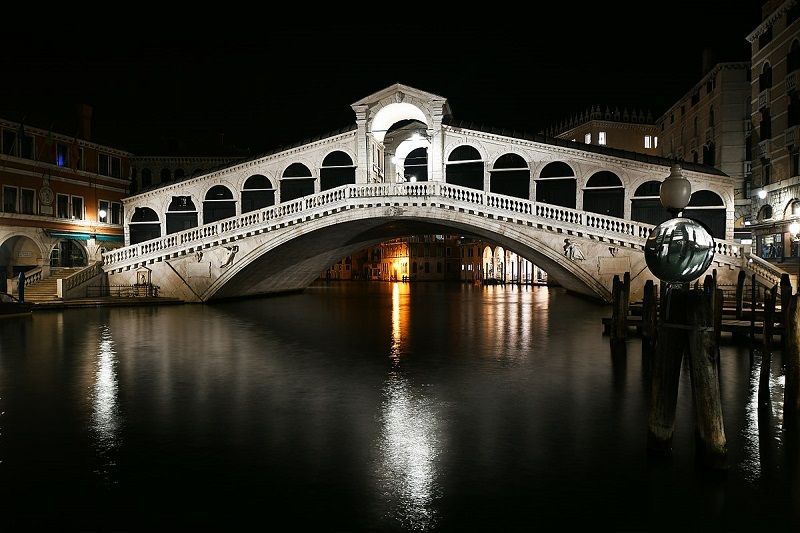 Ponte de Rialto em Veneza iluminada durante a noite