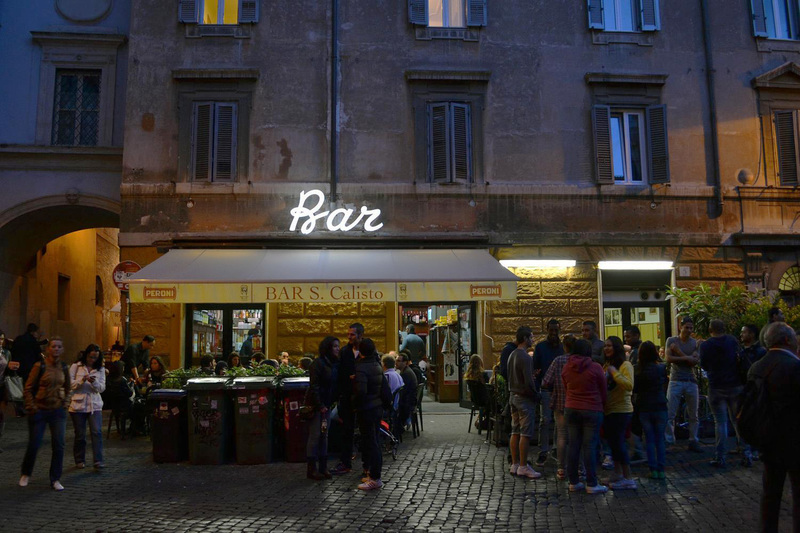 Pessoas no Trastevere em Roma durante a noite 