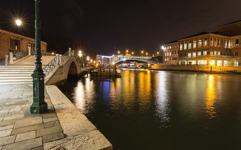 Ponte iluminada no distrito de Santa Croce em Veneza
