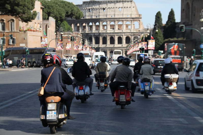 Grupo andando de moto em Roma