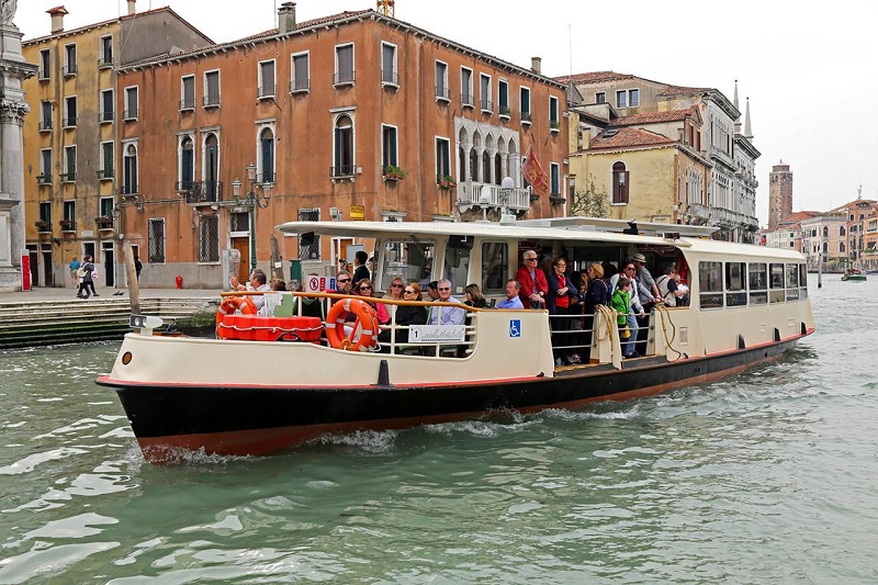Vaporetto em canal de Veneza