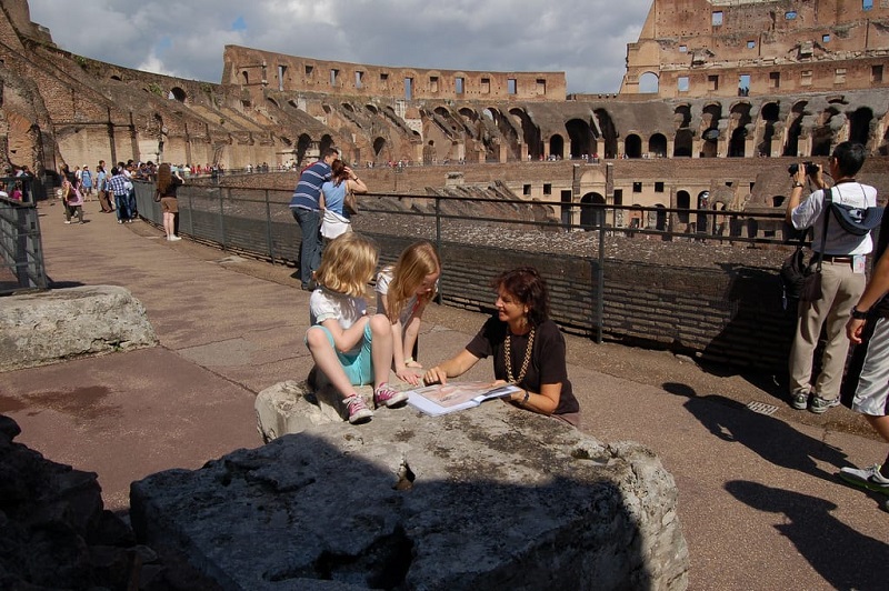 Visitantes no interior do Coliseu em Roma