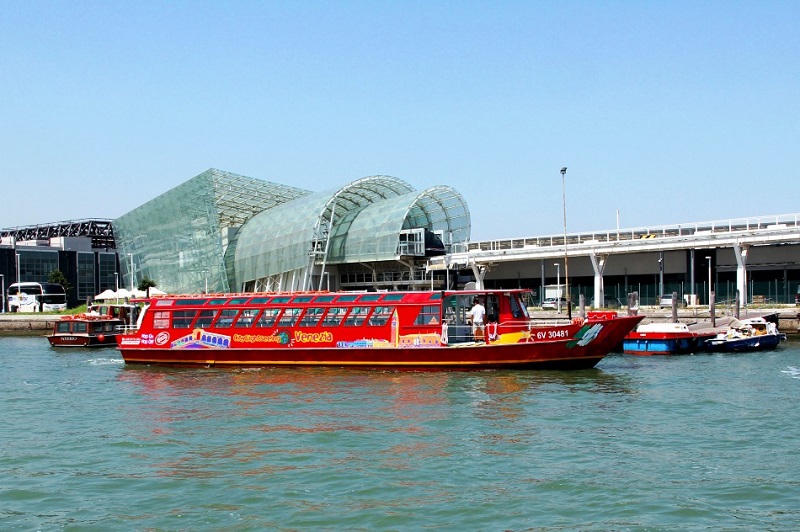 Barco turístico em Veneza