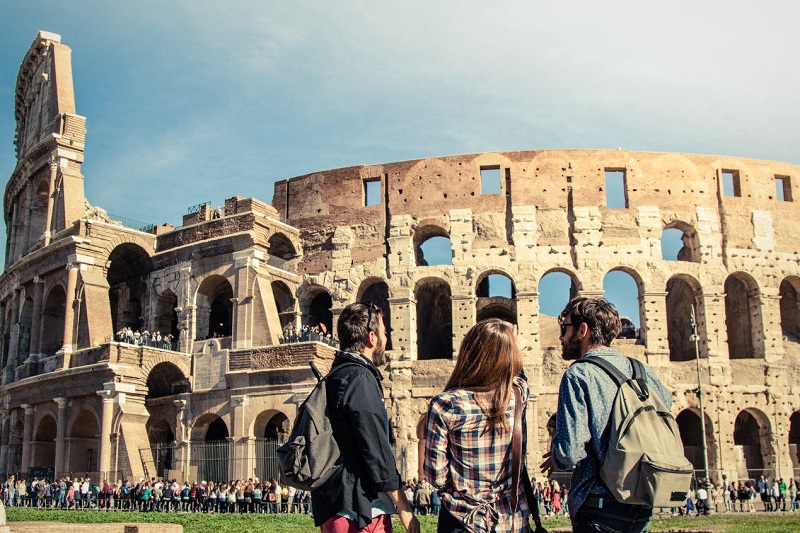Turistas em frente ao Coliseu de Roma