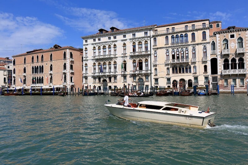 Transfer aquático em Veneza