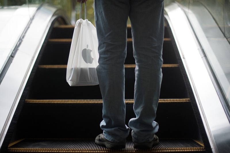 Homem com sacola da Apple