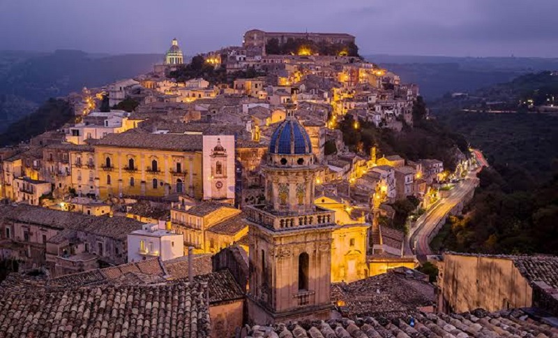 Vista noturna de Sicília