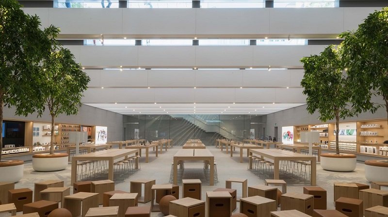Interior da loja da Apple em Milão