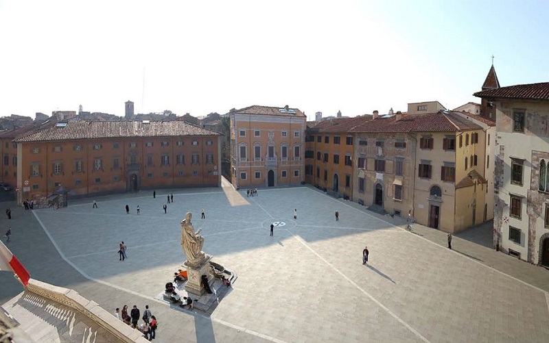 Sol batendo na Piazza dei Cavalieri
