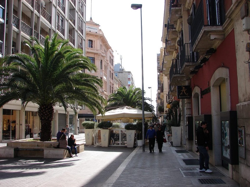 Pessoas na Via Sparano em Bari