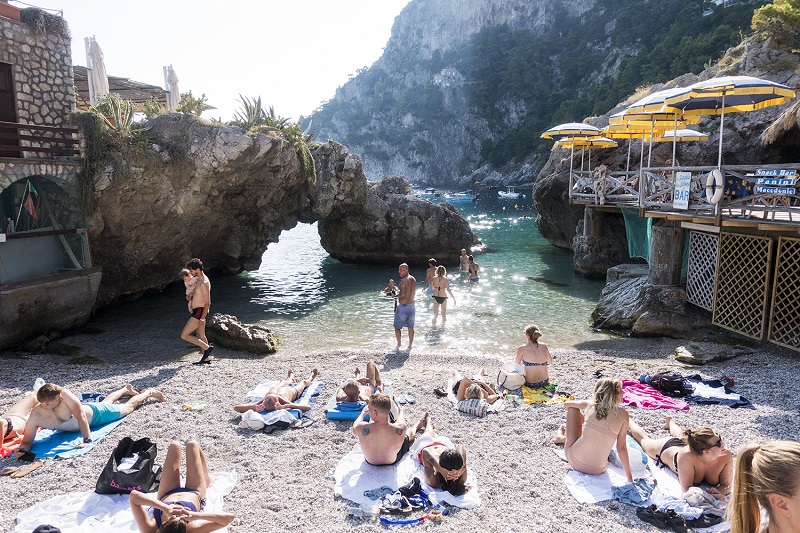 Pessoas em praia de Capri