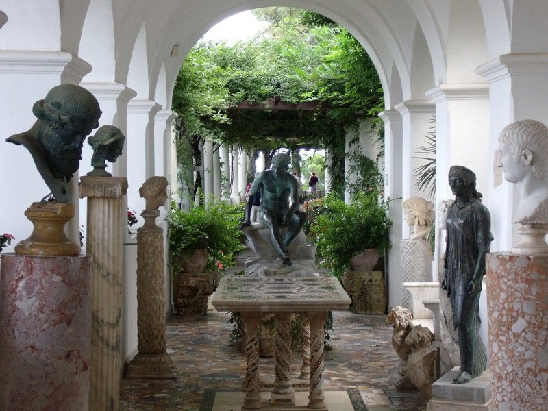 Estátuas expostas na Villa San Michele em Capri