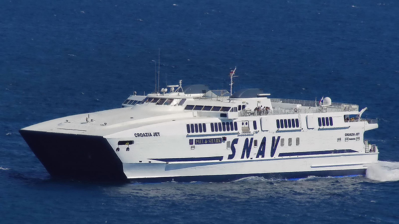 Ferry da empresa SNAV partindo para a Grécia