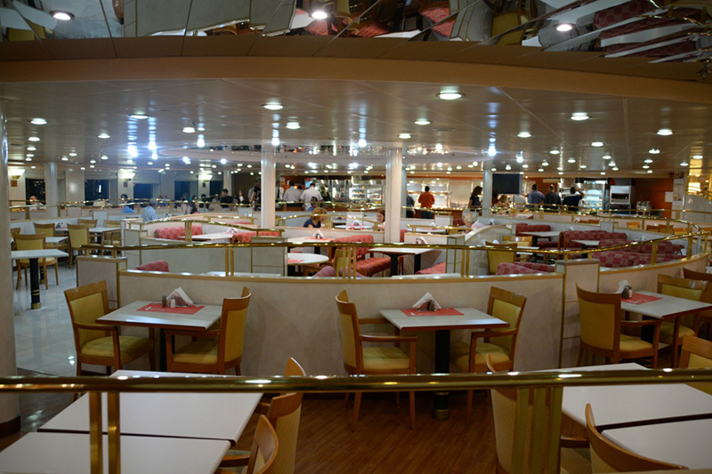 Restaurante no interior do ferry na Itália
