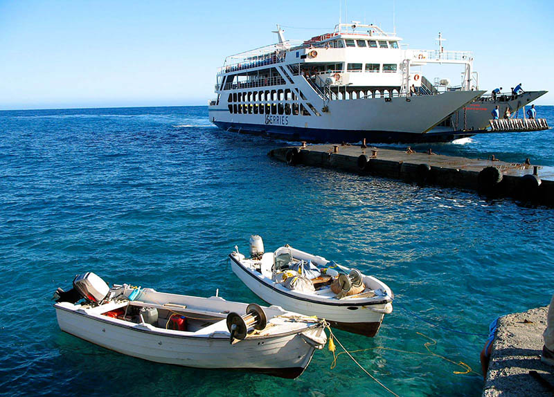 Embarcação no Porto de Ferry na Grécia