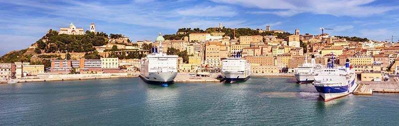 Porto de Ancona na Itália
