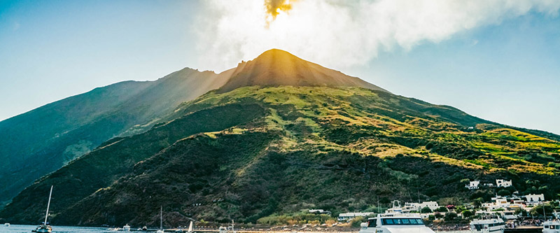 Vulcão de Stromboli nas Ilhas Eólias