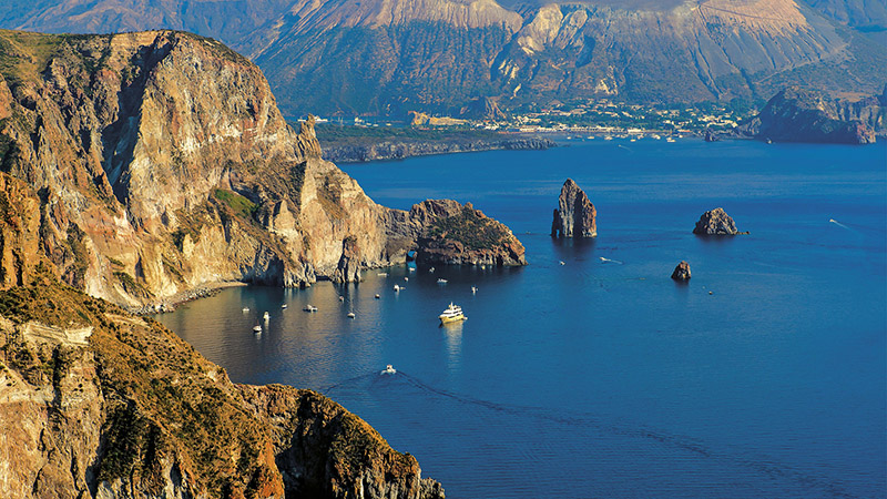 Vista de Lipari nas Ilhas Eólias na Itália