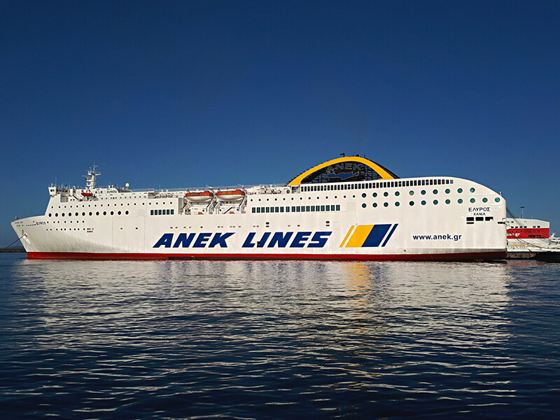 Embarcação de Ferry da empresa Anek Superfast