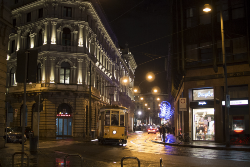 Rua em Milão à noite