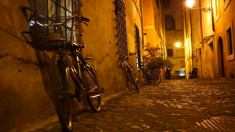 Rua em Roma à noite