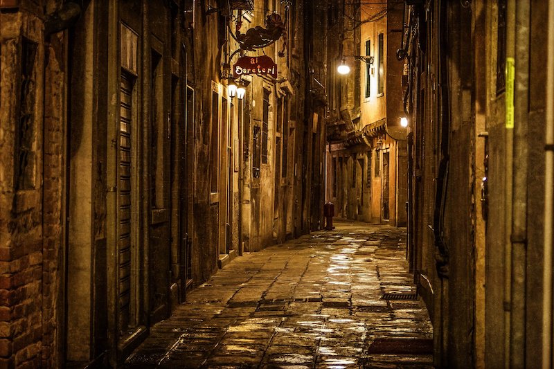 Rua em Veneza à noite