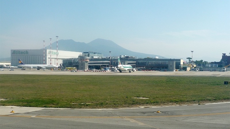 Avião no Aeroporto de Nápoles