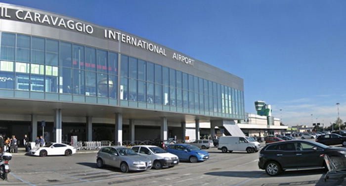 Carros no aeroporto de Bérgamo