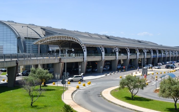 Carros no aeroporto de Cagliari