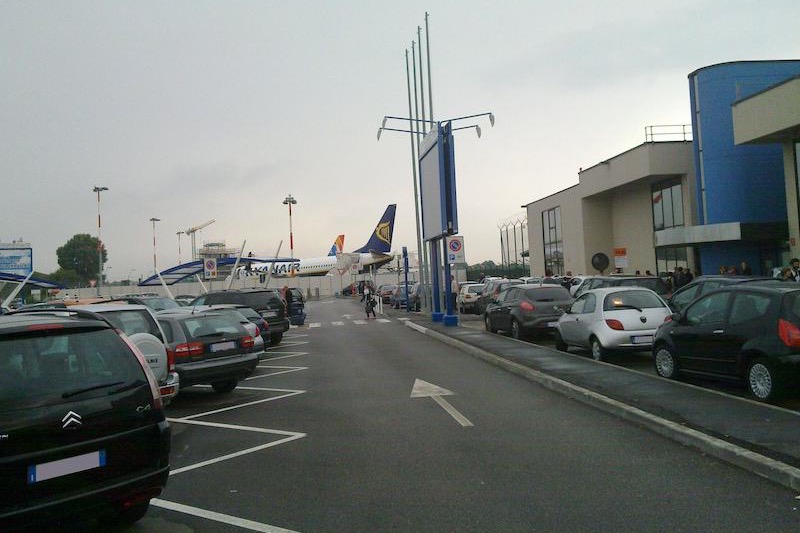Carros no aeroporto de Parma
