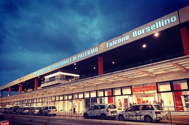 Carros no aeroporto de Palermo