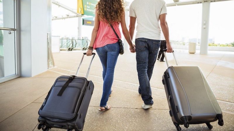 Casal viajando com malas para Itália