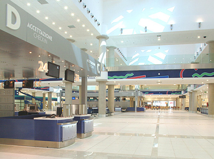 Interior do Aeroporto de Bari