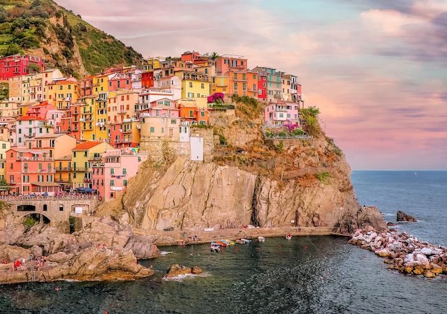 Qual é a cidade mais turística de Cinque Terre?