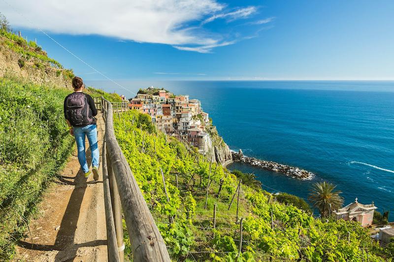 Pessoa fazendo trilha em Cinque Terre
