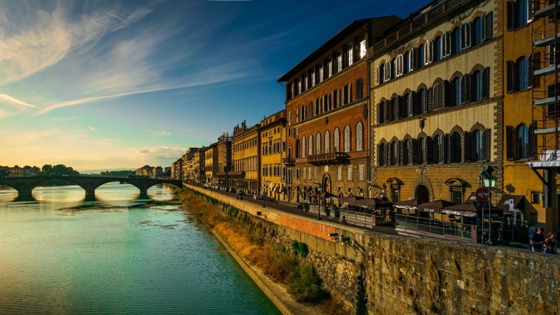 Construções à beira do rio Arno em Florença