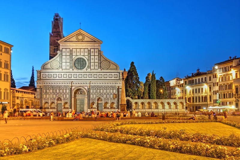 Basílica Santa Maria Novella à noite em Florença