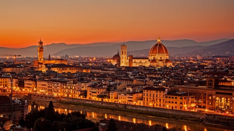 Vista da cidade de Florença iluminada ao anoitecer