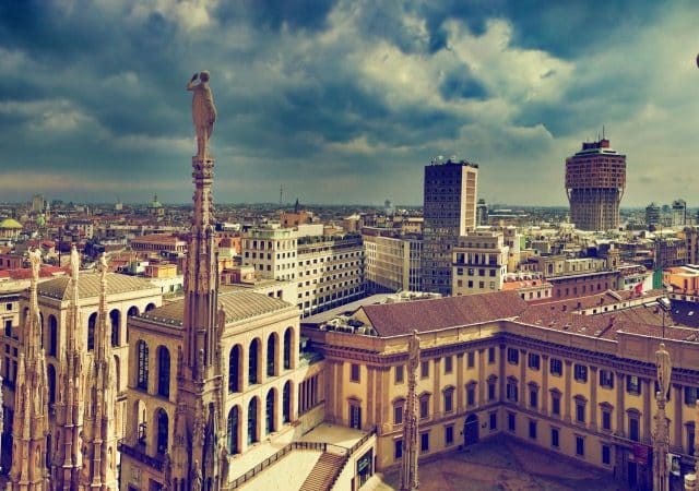 Vista das construções na cidade de Milão