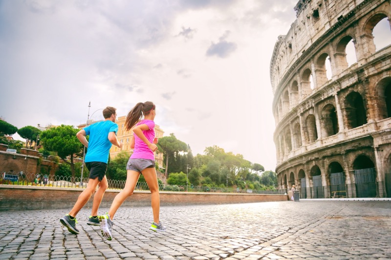 Correndo ao redor do Coliseu em Roma